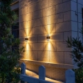 Zewnętrzne lampy elewacyjne LED, oświetlenie ścienne, budynek, nowoczesne, światło góra-dół.